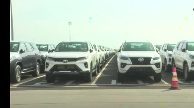Tangkapan layar Youtube yang menunjukkan Toyota Fortuner Legender sedang dalam perjalanan ekspor dari Terminal Kendaraan Pelabuhan Patimban, Jumat (17/12).