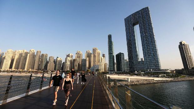 People walk on the Pedestrian Bridge at the Bluewaters Island in Dubai, United Arab Emirates, December 08, 2021. REUTERS/Satish Kumar