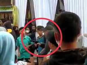 Aksi Koboi di Banyuwangi Todongkan Pistol ke Penonton Jaranan yang Viral Aksi Koboi di Banyuwangi Todongkan Pistol ke Penonton Jaranan yang Viral