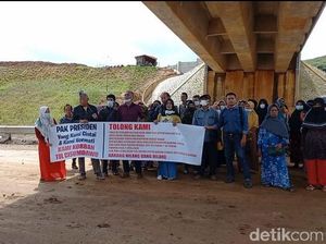 Pembebasan Lahan Tak Sesuai, Ratusan Warga Blokade Akses Proyek Tol Cisumdawu