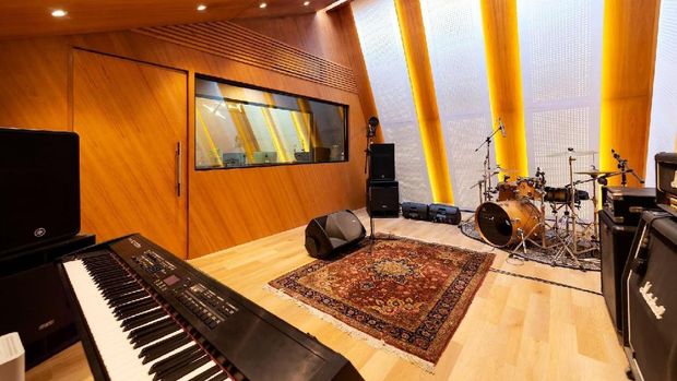 Wow! Ello Tahitoe Punya Studio Musik Mewah di Rumah