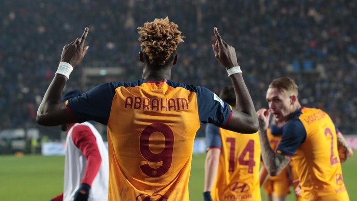 BERGAMO, ITALY - DECEMBER 18:  Tammy Abraham of AS Roma celebrates scoring the fourth goal during the Serie A match between Atalanta BC and AS Roma at Gewiss Stadium on December 18, 2021 in Bergamo, Italy. (Photo by Emilio Andreoli/Getty Images)