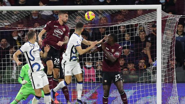 SALERNO, ITALY - DECEMBER 17: Ivan Perisic of FC Internazionale scores the 0-1 goal during the Serie A match between US Salernitana and FC Internazionale at Stadio Arechi on December 17, 2021 in Salerno, Italy. (Photo by Francesco Pecoraro/Getty Images)