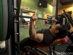 Saran Ade Rai Agar Tak Tertimpa Barbel Saat Ngegym