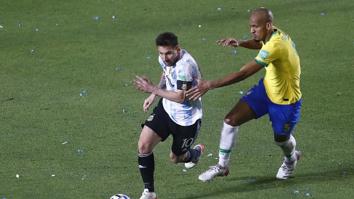 SAN JUAN, ARGENTINA - NOVEMBER 16: Lionel Messi of Argentina competes for the ball with Fabinho of Brazil during a match between Argentina and Brazil as part of FIFA World Cup Qatar 2022 Qualifiers at San Juan del Bicentenario Stadium on November 16, 2021 in San Juan, Argentina. (Photo by Marcos Brindicci/Getty Images)