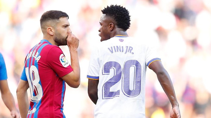 BARCELONA, SPAIN - OCTOBER 24: Jordi Alba of FC Barcelona discusses with Vinicius Junior of Real Madrid during the LaLiga Santander match between FC Barcelona and Real Madrid CF at Camp Nou on October 24, 2021 in Barcelona, Spain. (Photo by Eric Alonso/Getty Images)