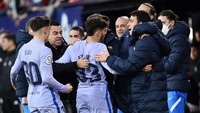 Xavi lebih baik dalam urusan menjebol gawang lawan. Pasukannya cetak 18 gol berbanding 16 gol dibanding Koeman (Getty Images)