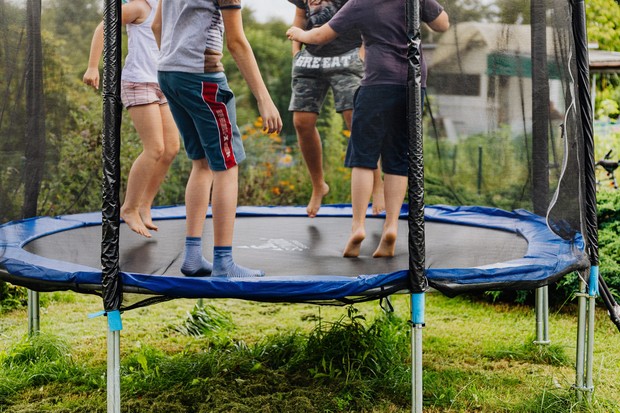 Bermain trampolin tidak hanya menyenangkan, tetapi juga membuat berkeringat/Foto: Pexels/Karolina Grabowska