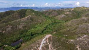 Menikmati Lansekap Perbukitan Tatanggo di Maluku