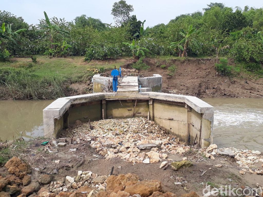 Proyek Cekdam di Bojonegoro Ini Mangkrak, Bahkan Rusak Tergerus Arus Sungai