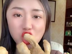Cewek Korea Mukbang Jahe Segede Gaban, Netizen: Jahe di Sana Manis Ya?