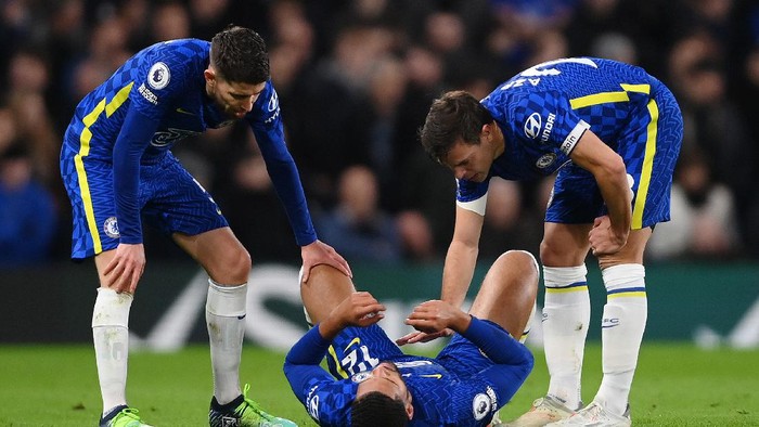 LONDON, ENGLAND - DECEMBER 16: Ruben Loftus-Cheek of Chelsea appears to be injured as Jorginho and Cesar Azpilicueta check on him during the Premier League match between Chelsea and Everton at Stamford Bridge on December 16, 2021 in London, England. (Photo by Mike Hewitt/Getty Images)