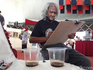 Seniman Boyolali Ini Melukis Sketsa Wajah Pakai Ampas Kopi