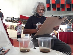 Seniman Boyolali Ini Melukis Sketsa Wajah Pakai Ampas Kopi
