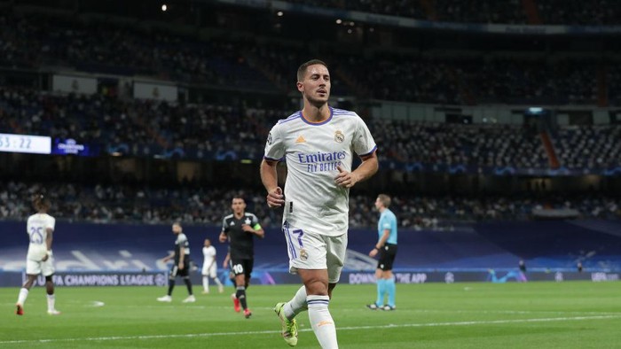 MADRID, SPAIN - SEPTEMBER 28: Eden Hazard of Real Madrid CF in action during the UEFA Champions League group D match between Real Madrid and FC Sheriff at Estadio Santiago Bernabeu on September 28, 2021 in Madrid, Spain. (Photo by Gonzalo Arroyo Moreno/Getty Images)