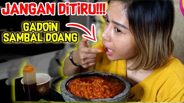 Farida adalah youtuber yang juga merupakan seorang ibu/Foto: Youtube.com/Farida Nurhan