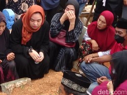 Suasana Haru Iringi Pemakaman Imam S Arifin