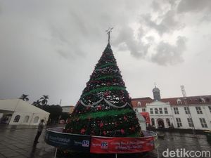 Christmas in Jakarta, Ada Pohon Natal Raksasa di Kota Tua Christmas in Jakarta, Ada Pohon Natal Raksasa di Kota Tua
