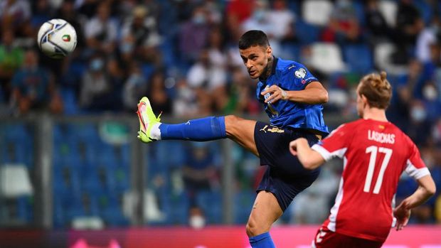 REGGIO NELL'EMILIA, ITALY - SEPTEMBER 08:  Gianluca Scamacca of Italy in action during the 2022 FIFA World Cup Qualifier match between Italy and Lithuania at Mapei Stadium - Citta' del Tricolore on September 08, 2021 in Reggio nell'Emilia, Italy. (Photo by Claudio Villa/Getty Images)