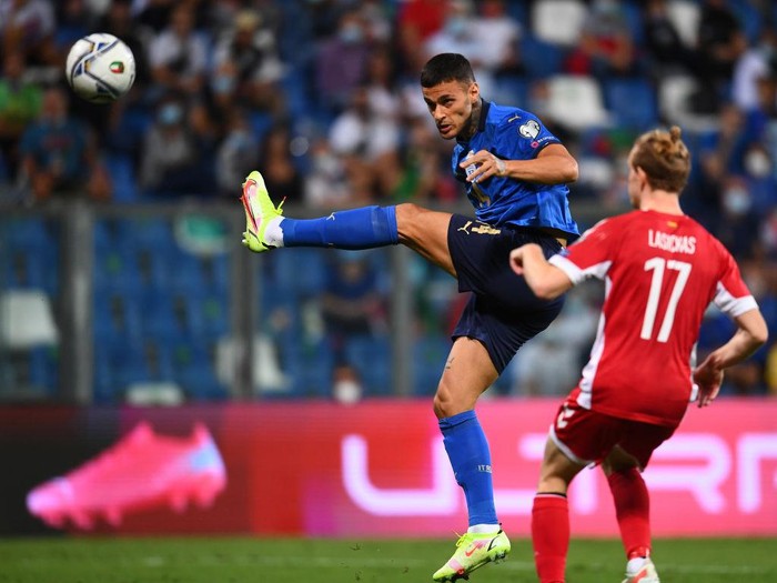 REGGIO NELL'EMILIA, ITALY - SEPTEMBER 08:  Gianluca Scamacca of Italy in action during the 2022 FIFA World Cup Qualifier match between Italy and Lithuania at Mapei Stadium - Citta' del Tricolore on September 08, 2021 in Reggio nell'Emilia, Italy. (Photo by Claudio Villa/Getty Images)