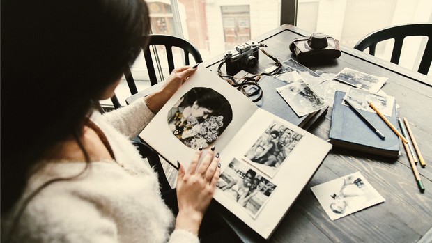 Membuat kolase foto spesial untuk diberikan sebagai kado hari ibu.