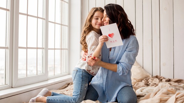 Membuat puisi buatan sendiri untuk diberikan sebagai kado hari ibu.