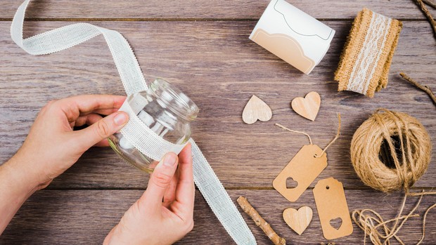 Membuat jar berisi ungkapan hati untuk dijadikan sebagai hadiah hari ibu.