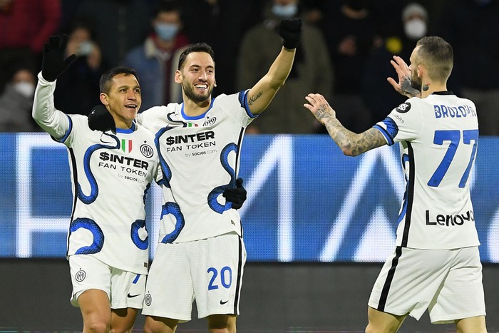 SALERNO, ITALY - DECEMBER 17: Alexis Sanchez of FC Internazionale celebrates after scoring the 0-3 goal during the Serie A match between US Salernitana and FC Internazionale at Stadio Arechi on December 17, 2021 in Salerno, Italy. (Photo by Francesco Pecoraro/Getty Images)