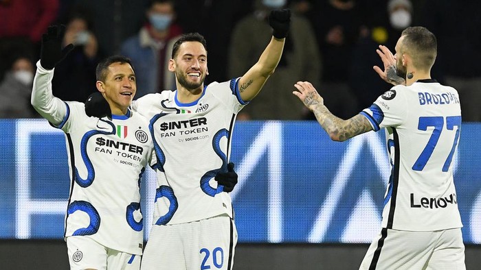 SALERNO, ITALY - DECEMBER 17: Alexis Sanchez of FC Internazionale celebrates after scoring the 0-3 goal during the Serie A match between US Salernitana and FC Internazionale at Stadio Arechi on December 17, 2021 in Salerno, Italy. (Photo by Francesco Pecoraro/Getty Images)