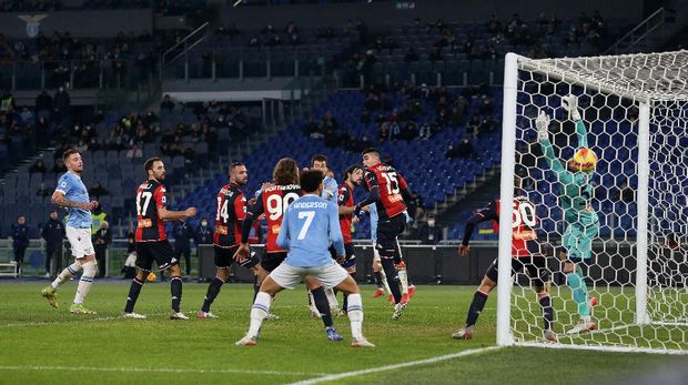 Roma, Italia - 17 Desember Pemain Lazio Francesco Aserbi (tidak ditampilkan) mencetak gol kedua timnya dalam pertandingan Serie A antara SS Lazio dan Genoa CFC di Stadio Olimpico pada 17 Desember 2021 di Roma, Italia.  (Foto oleh Paolo Bruno / Getty Images)