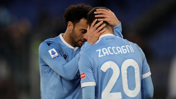 ROME, ITALY - DECEMBER 17: Mattia Zaccagni of Lazio celebrates with Felipe Anderson of Lazioafter scoring his sides third goal during the Serie A match between SS Lazio and Genoa CFC at Stadio Olimpico on December 17, 2021 in Rome, Italy. (Photo by Paolo Bruno/Getty Images)