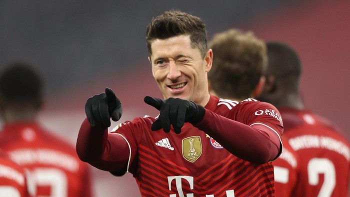 Lewandowski MUNICH, GERMANY - DECEMBER 17: Robert Lewandowski of Muenchen scores his team's fourth goal during the Bundesliga match between FC Bayern MΓΌnchen and VfL Wolfsburg at Allianz Arena on December 17, 2021 in Munich, Germany. (Photo by Alexander Hassenstein/Getty Images)