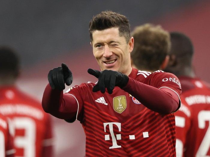 MUNICH, GERMANY - DECEMBER 17: Robert Lewandowski of Muenchen scores his team's fourth goal  during the Bundesliga match between FC Bayern München and VfL Wolfsburg at Allianz Arena on December 17, 2021 in Munich, Germany. (Photo by Alexander Hassenstein/Getty Images)