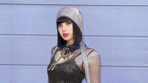 8 Gaya Terseksi Lisa BLACKPINK di 2021, Saat Debut Solo Hingga Terbang ke LA