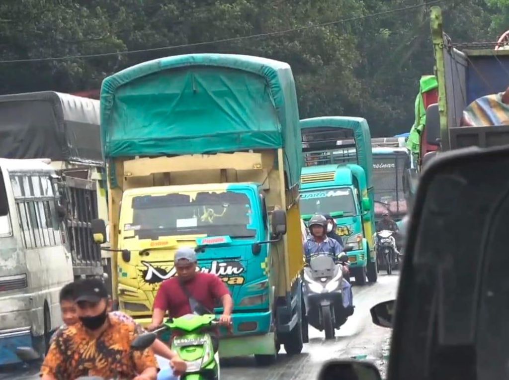 Polisi Sarankan Ini Agar Kemacetan Jalinsum Labura Tak Terulang Polisi Sarankan Ini Agar Kemacetan Jalinsum Labura Tak Terulang