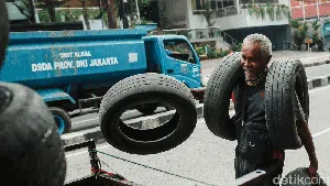 Dari Ban Bekas Ini, Untung Memutar Roda Kehidupan