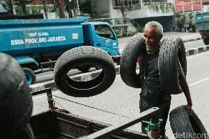 Dari Ban Bekas Ini, Untung Memutar Roda Kehidupan