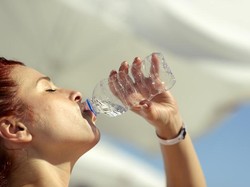Rasulullah SAW Melarang Minum Air Langsung dari Wadah, Ini Maksudnya