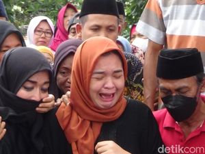 Mantan Istri Sempat Pingsan Saat Jenazah Imam S Arifin Dimakamkan