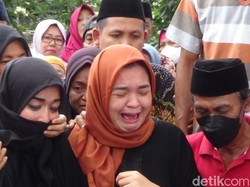 Mantan Istri Sempat Pingsan Saat Jenazah Imam S Arifin Dimakamkan