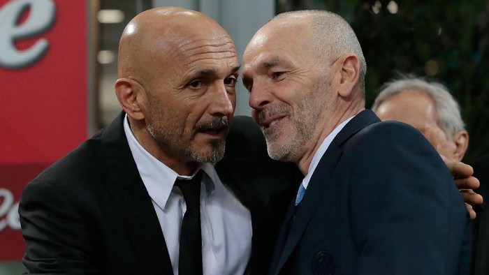 MILAN, ITALY - FEBRUARY 26:  AS Roma coach Luciano Spalletti greets FC Internazionale Milano coach Stefano Pioli (R) before the Serie A match between FC Internazionale and AS Roma at Stadio Giuseppe Meazza on February 26, 2017 in Milan, Italy.  (Photo by Emilio Andreoli/Getty Images )