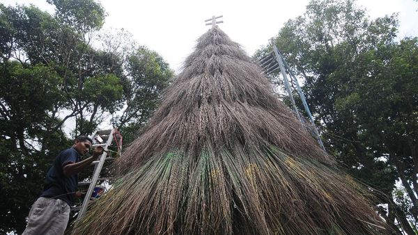 Klaten Punya Pohon Natal dari Susunan Sapu Lidi