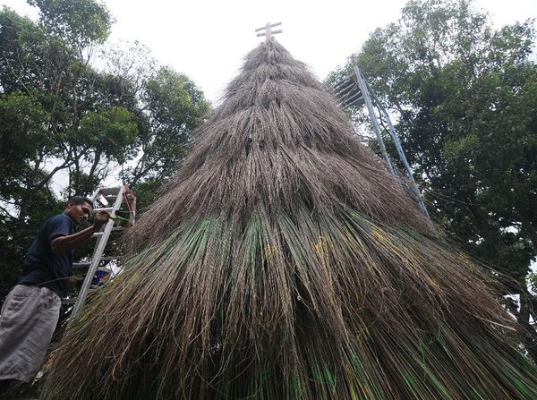 Klaten Punya Pohon Natal dari Susunan Sapu Lidi