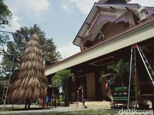 Unik! Pohon Natal 7 Meter di Klaten Dibuat dari Ratusan Sapu Lidi