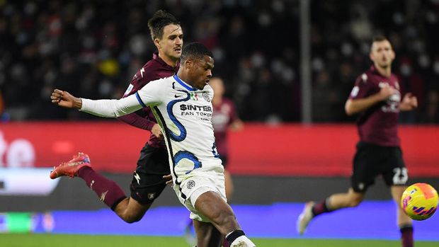 SALERNO, ITALY - DECEMBER 17: Denzel Dumfries of FC Internazionale scores the 0-2 goal during the Serie A match between US Salernitana and FC Internazionale at Stadio Arechi on December 17, 2021 in Salerno, Italy. (Photo by Francesco Pecoraro/Getty Images)