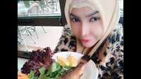 Serunya Kulineran Roro Fitria, Makan Siang di Turki hingga Bikin Sandwich
