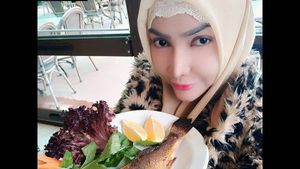 Serunya Kulineran Roro Fitria, Makan Siang di Turki hingga Bikin Sandwich