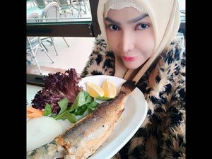 Serunya Kulineran Roro Fitria, Makan Siang di Turki hingga Bikin Sandwich
