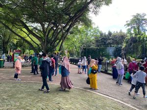 Bandel! Masih Ada Pengunjung Lepas Masker Saat Wisata di Ragunan