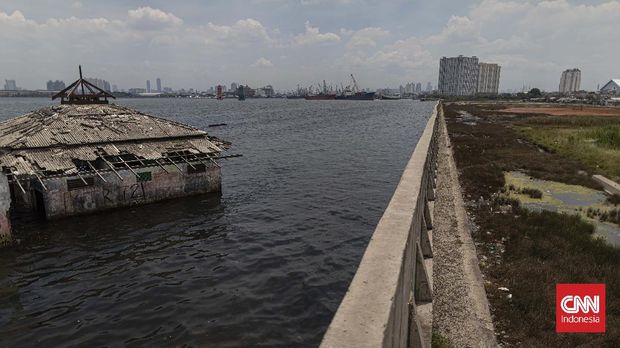 Warga beraktivitas di  Tanggul laut kawasan Muara Baru. Jakarta, Sabtu, 18 Desember 2021. Pemerintah Provinsi (Pemprov) DKI Jakarta memastikan terus melakukan pembangunan tanggul laut NCICD (national capital integrated coastal development) di sepanjang pesisir Ibu Kota untuk mengantisipasi banjir rob. (CNN Indonesia/ Adhi Wicaksono)